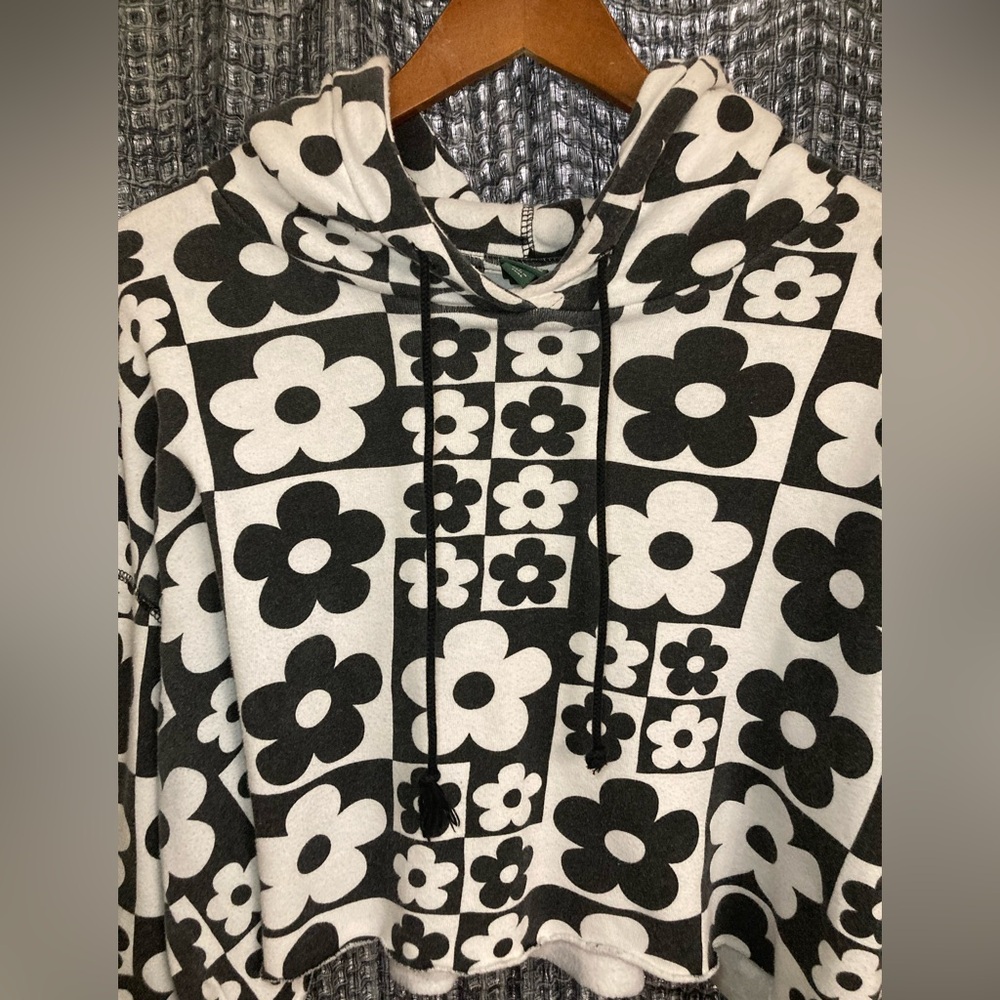 Black and White Cropped floral hoodie. - Picture 3 of 8